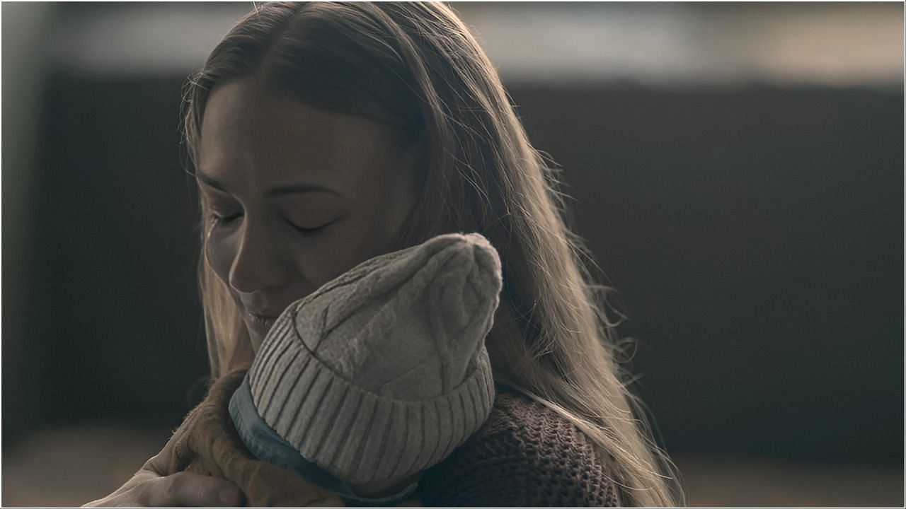 In The Handmaid's Tale season 6, Serena finds quiet solace in a rare moment of peace with her son Noah (Image via Hulu)